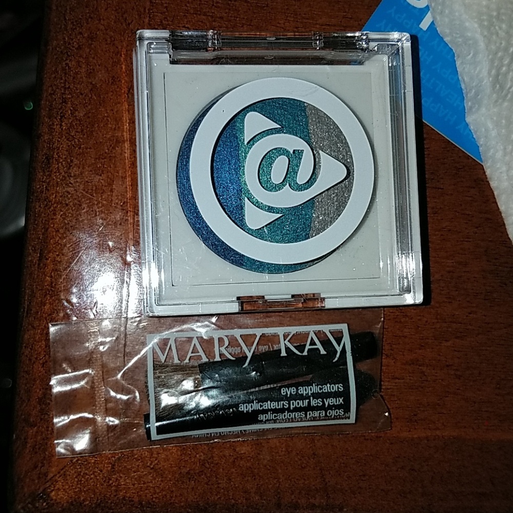 Mary kay eye shadow baked trio + 2 applicators NEW